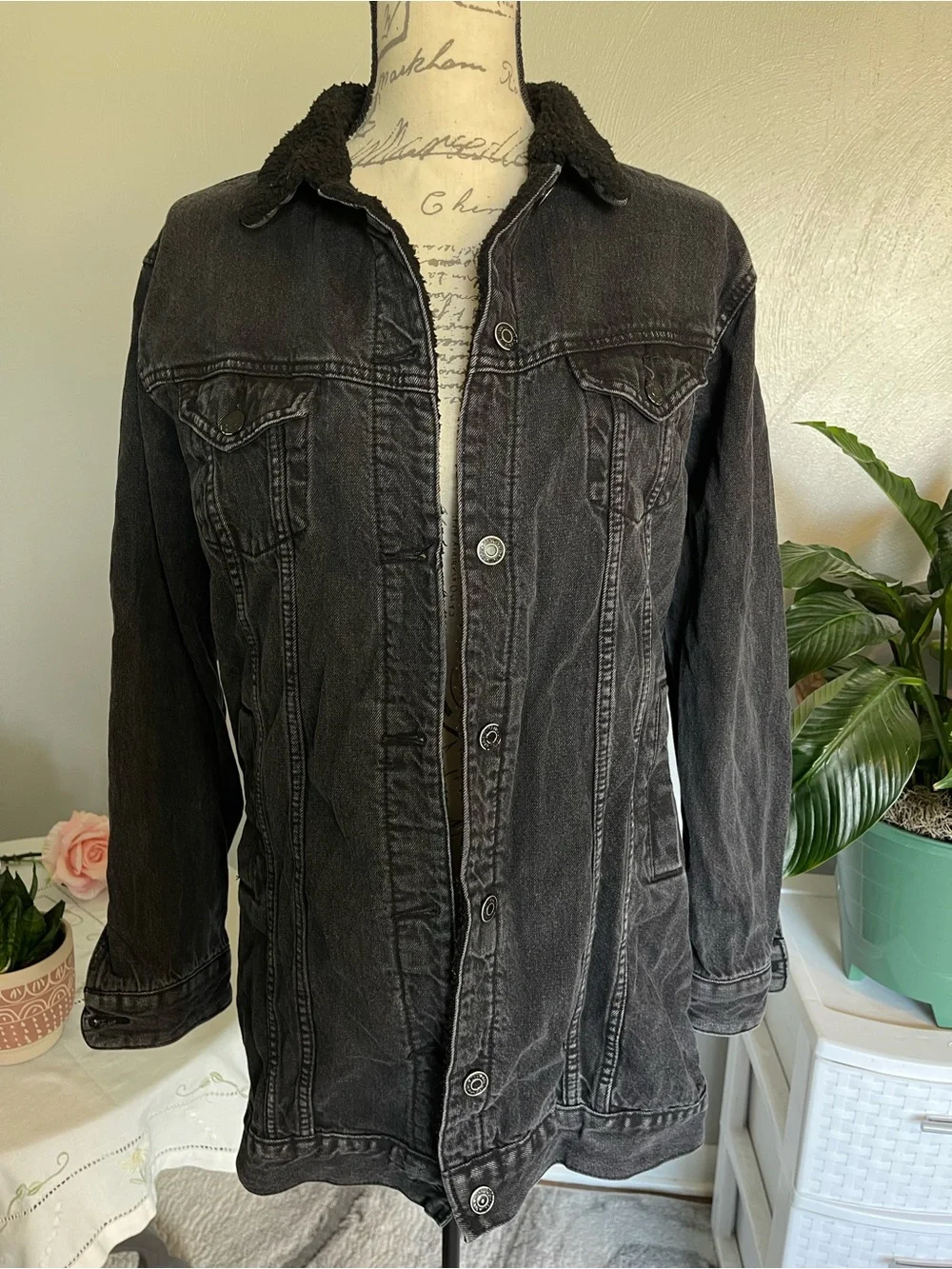 Forever 21 Black Washed Denim Sherpa Lined Longline Trucker Jacket Size S Grunge
